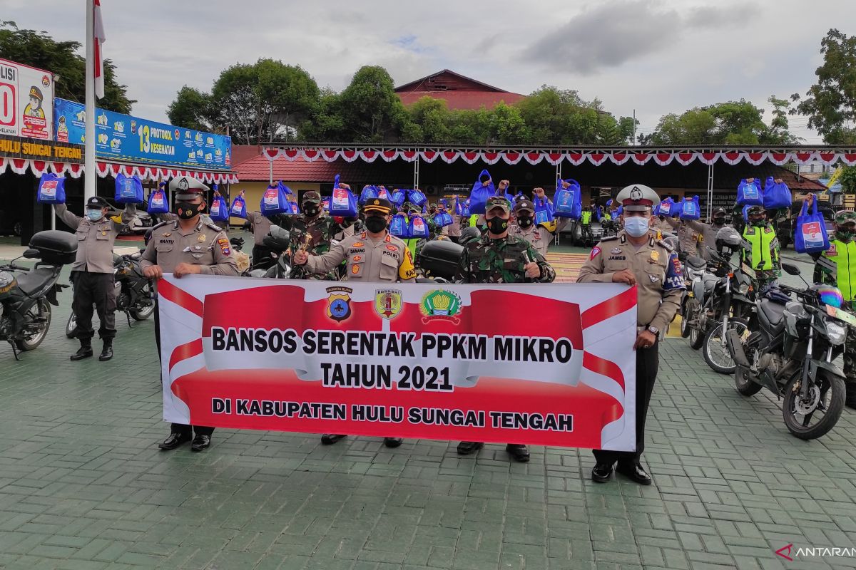 Video-TNI POLRI salurkan 300 bansos pada PPKM Mikro di Kabupaten HST