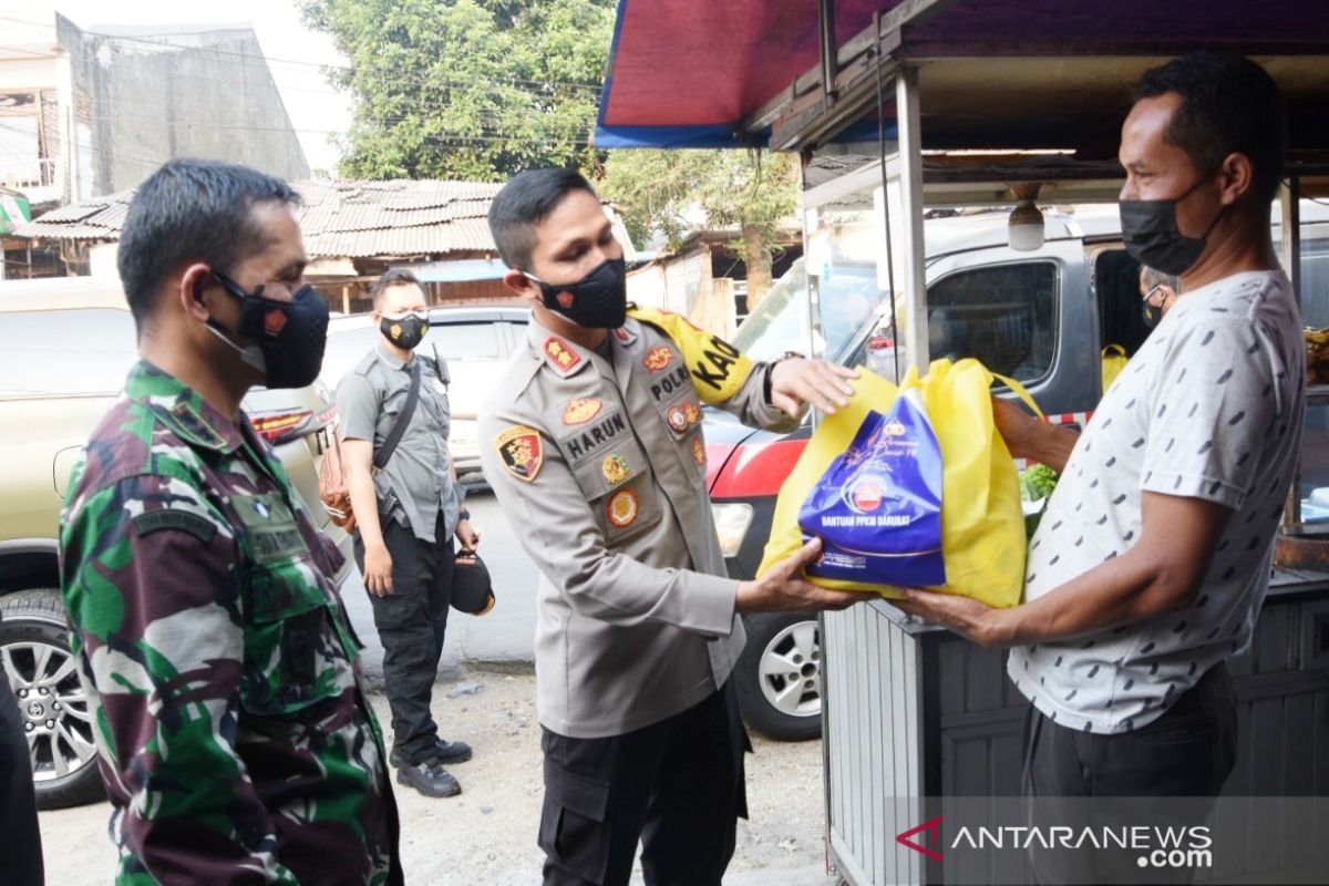Kapolres bersama Dandim Bogor bagikan sembako saat penertiban PPKM Darurat (video)