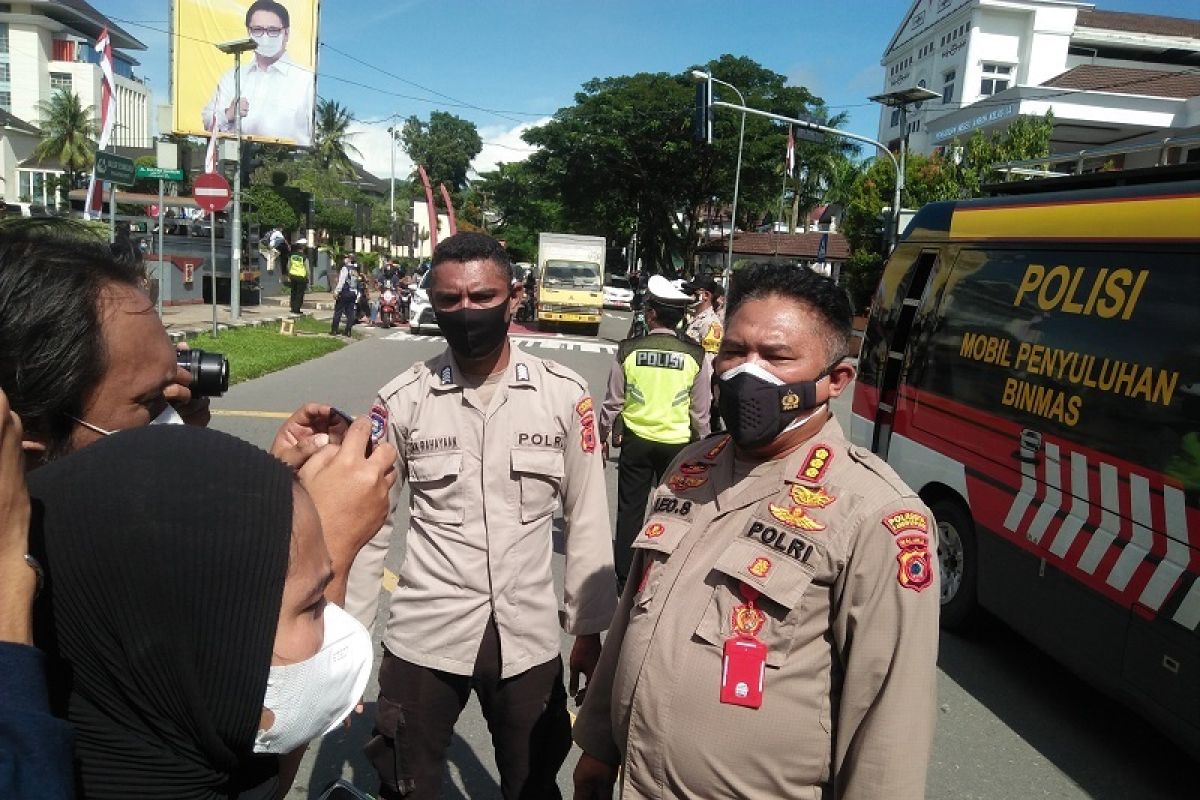 Polisi bubarkan paksa aksi tolak PPKM Mikro di Ambon, begini penjelasannya