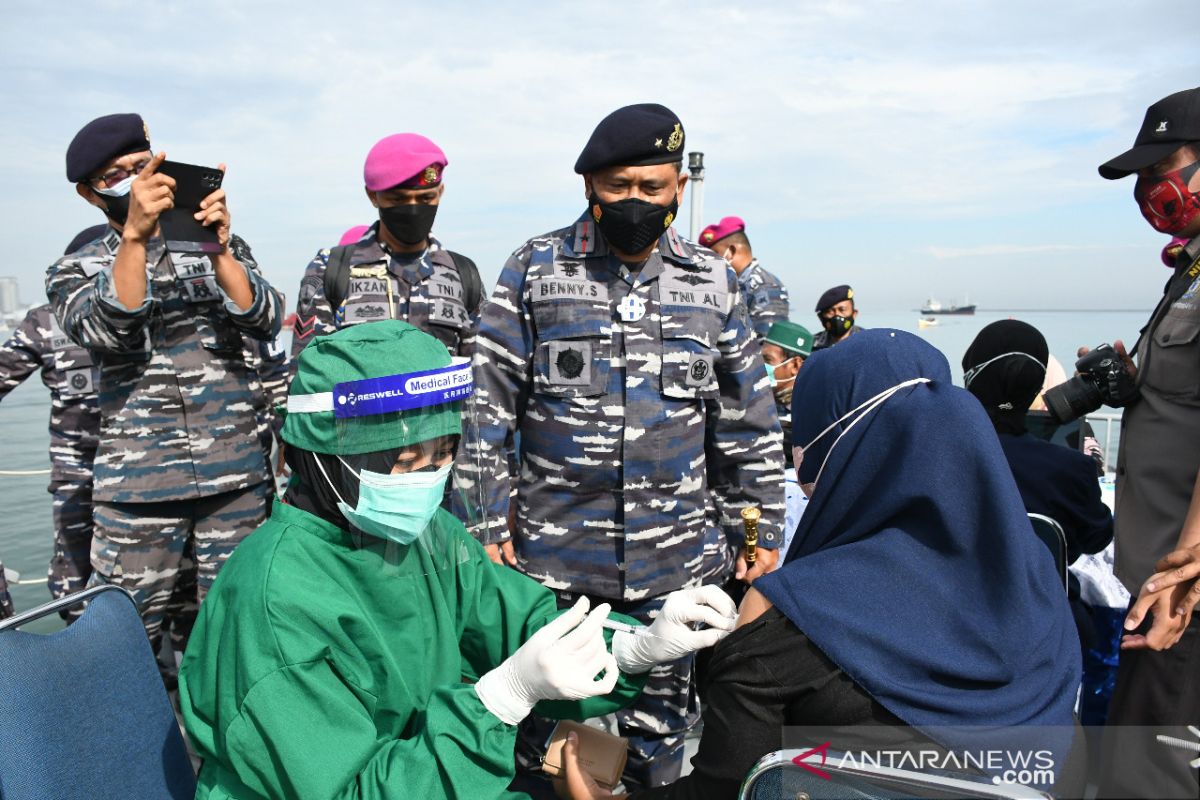 Kapal TNI dikerahkan untuk sediakan pelayanan vaksinasi bagi nelayan