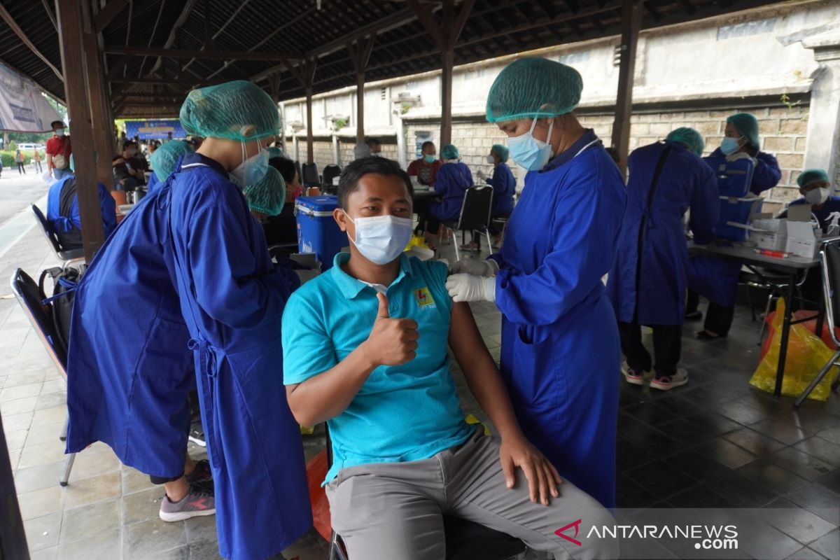 PLN Bali adakan vaksinasi COVID-19 untuk 500 orang