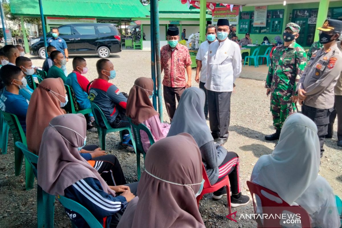 Bupati Nagan Raya motivasi warga saat ikut vaksin massal, begini suasananya