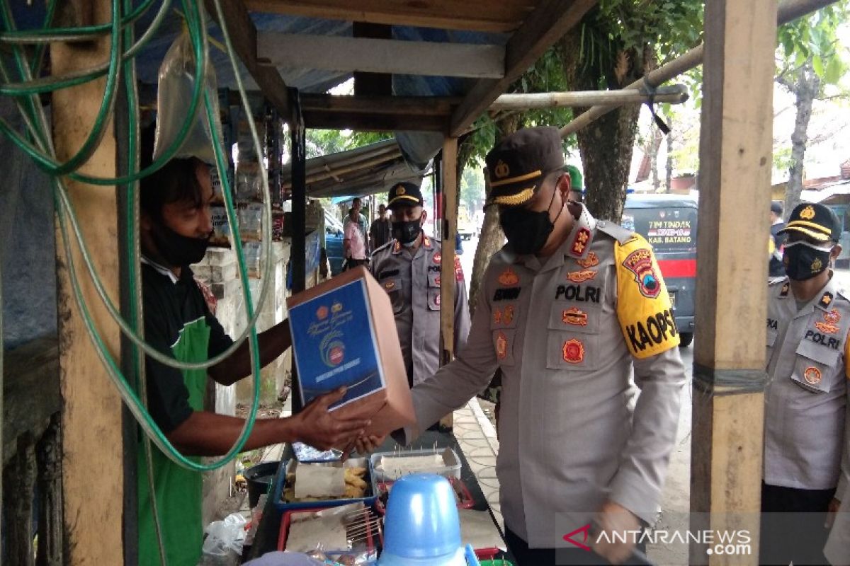 Polres Batang bagikan 200 paket sembako ke warga miskin