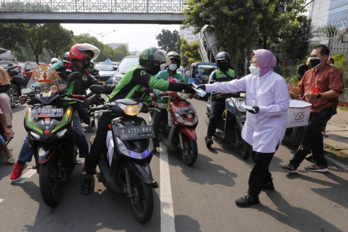 Mensos Risma susuri Jalan Matraman Raya Jaktim bagikan masker