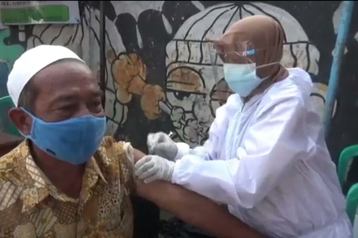 Mobil vaksinasi keliling layani 120 warga di Cipinang Besar Utara
