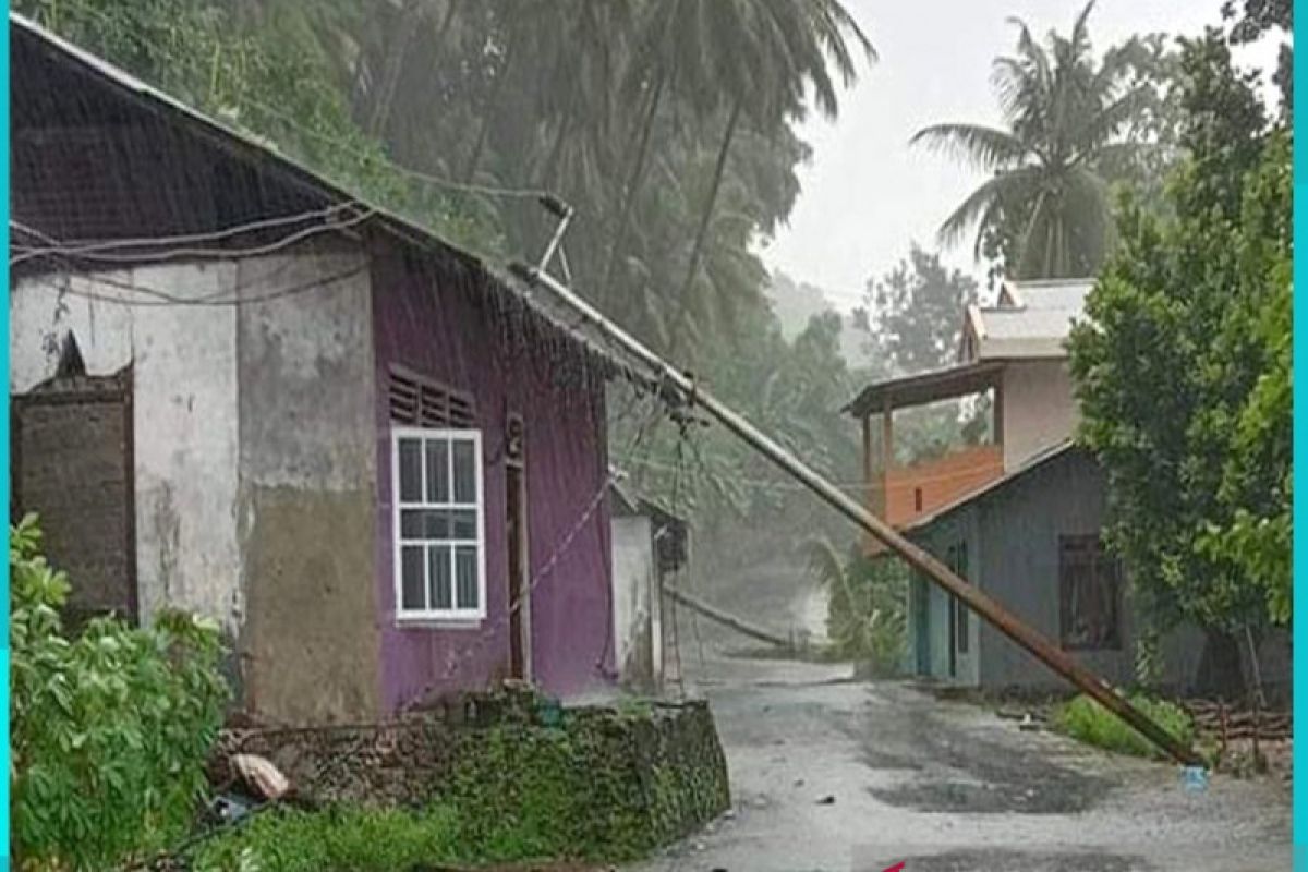 PLN bergerak cepat pulihkan listrik akibat cuaca buruk di Sitaro