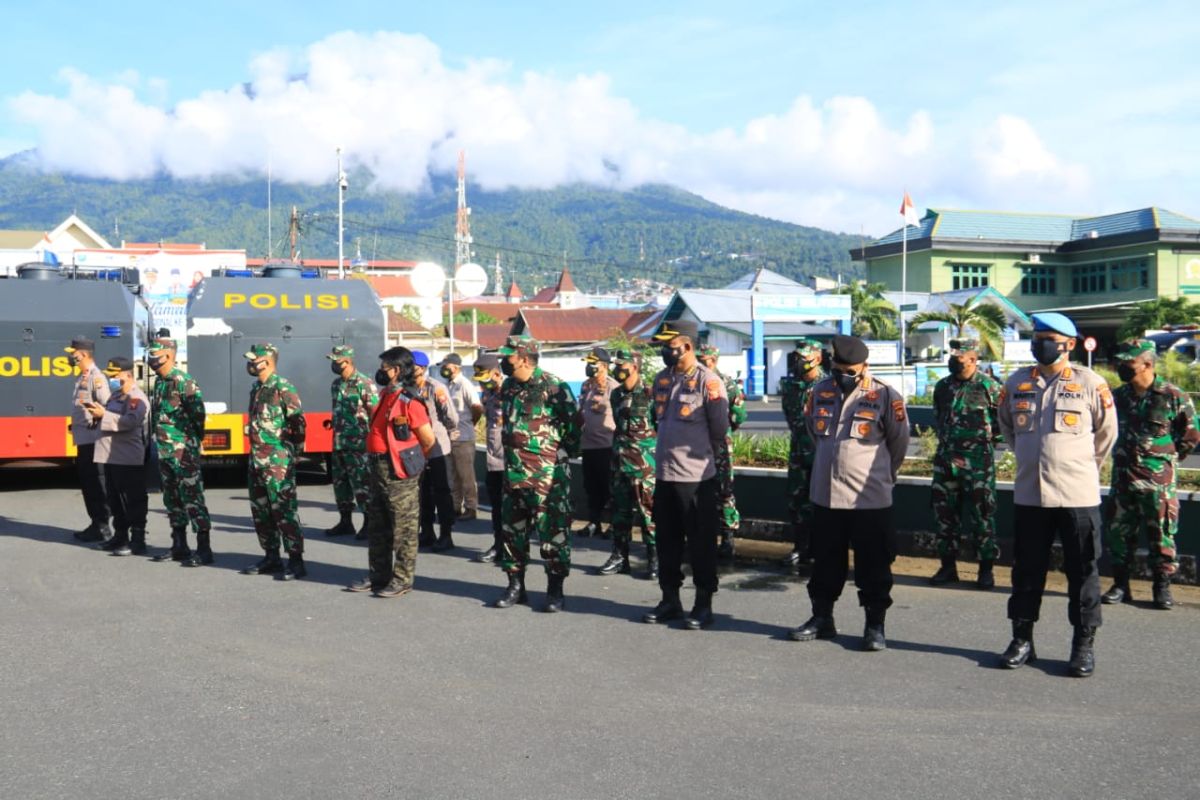 TNI dan Polri kompak penyemprotan disinfektan antisipasi COVID-19 di Kota Ternate
