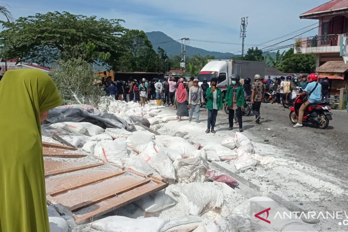 Akibat rem blong  truk terguling  di Pendakian Panyalaian, jalur Bukittinggi-Padang macet