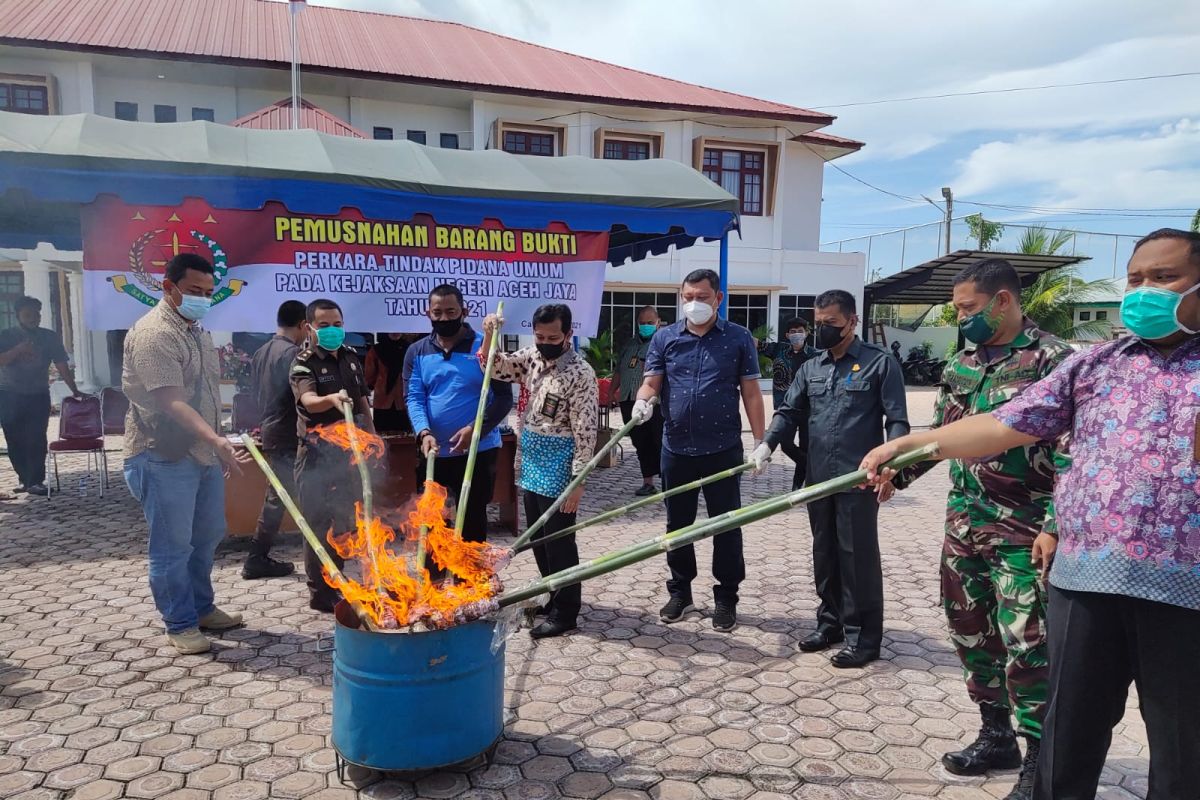 Kejari Aceh Jaya musnakah barang bukti tindak pidana
