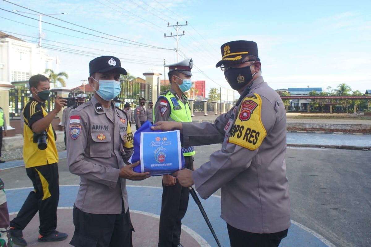 TNI-Polri salurkan bantuan warga terdampak PPKM di Kapuas Hulu