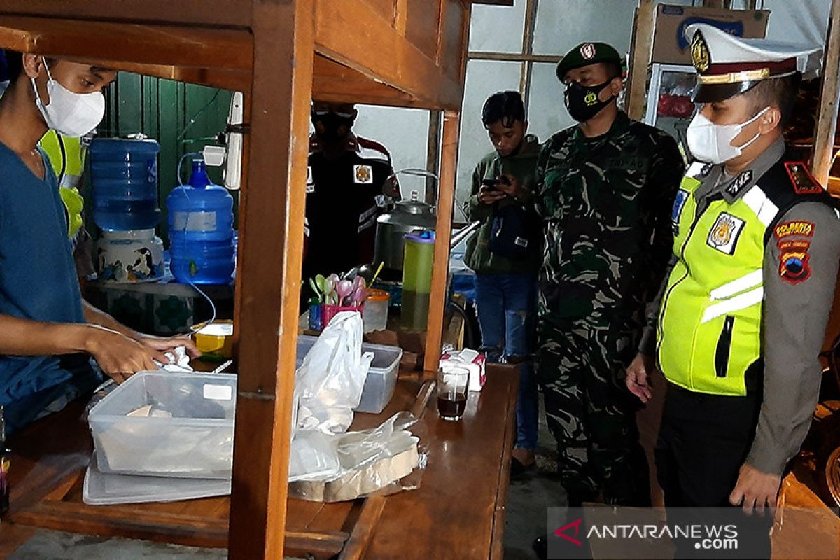 Polisi Banyumas tertibkan pedagang angkringan langgar PPKM  Darurat