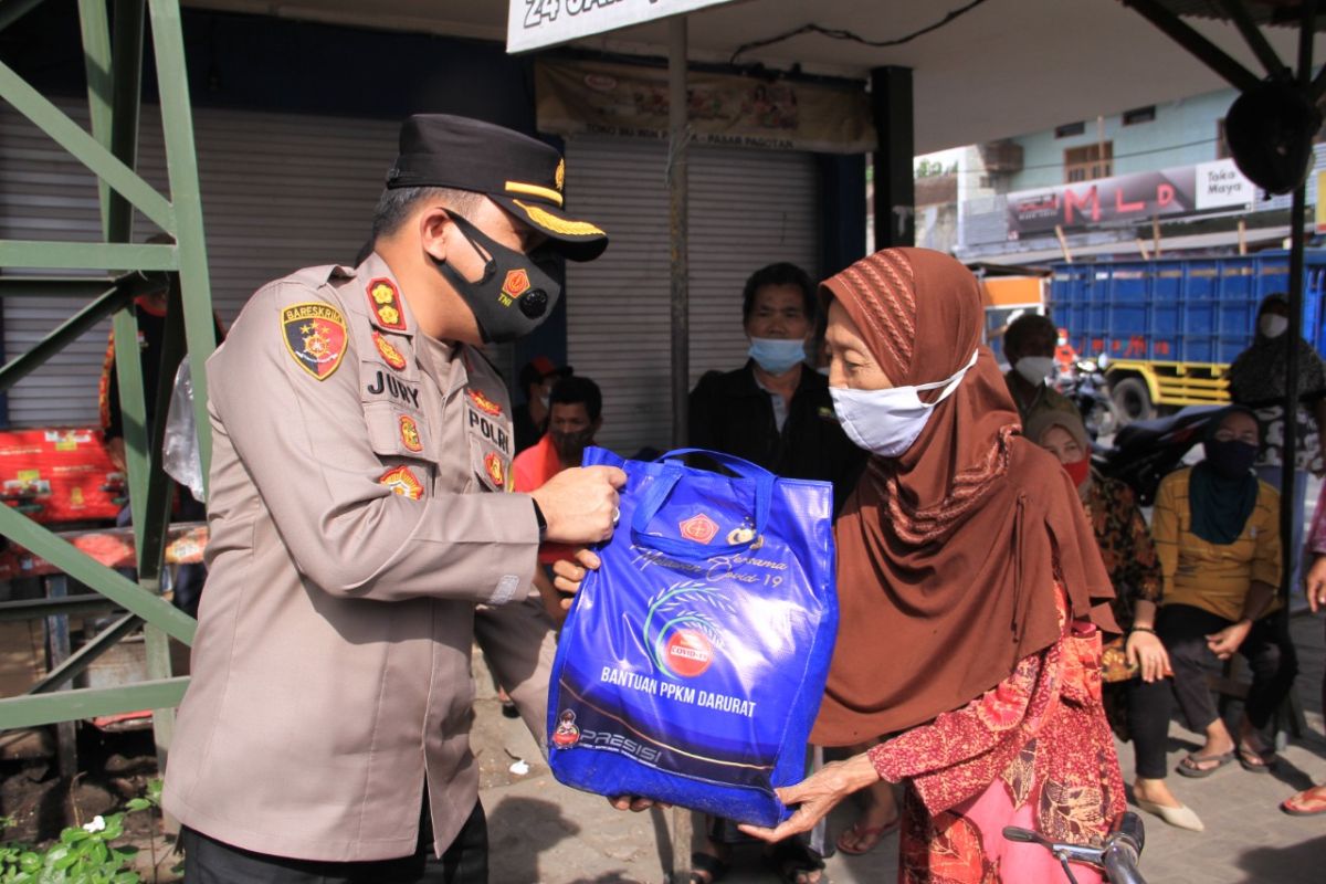 Polres Madiun salurkan bansos untuk warga terdampak PPKM darurat