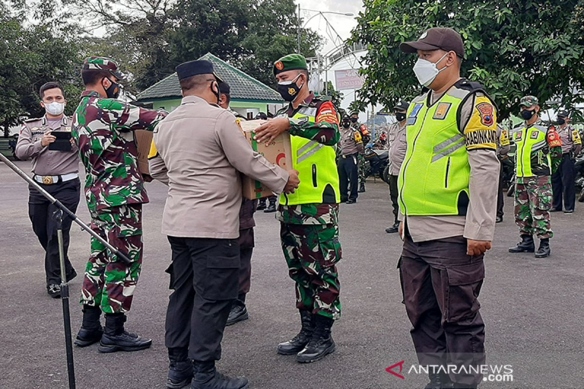 Anggota TNI-Polri salurkan bantuan warga terdampak PPKM Darurat