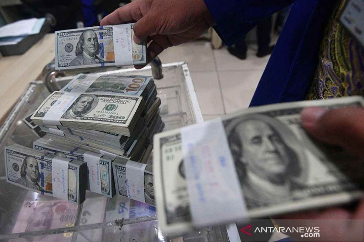 Dolar turun dari  level puncak