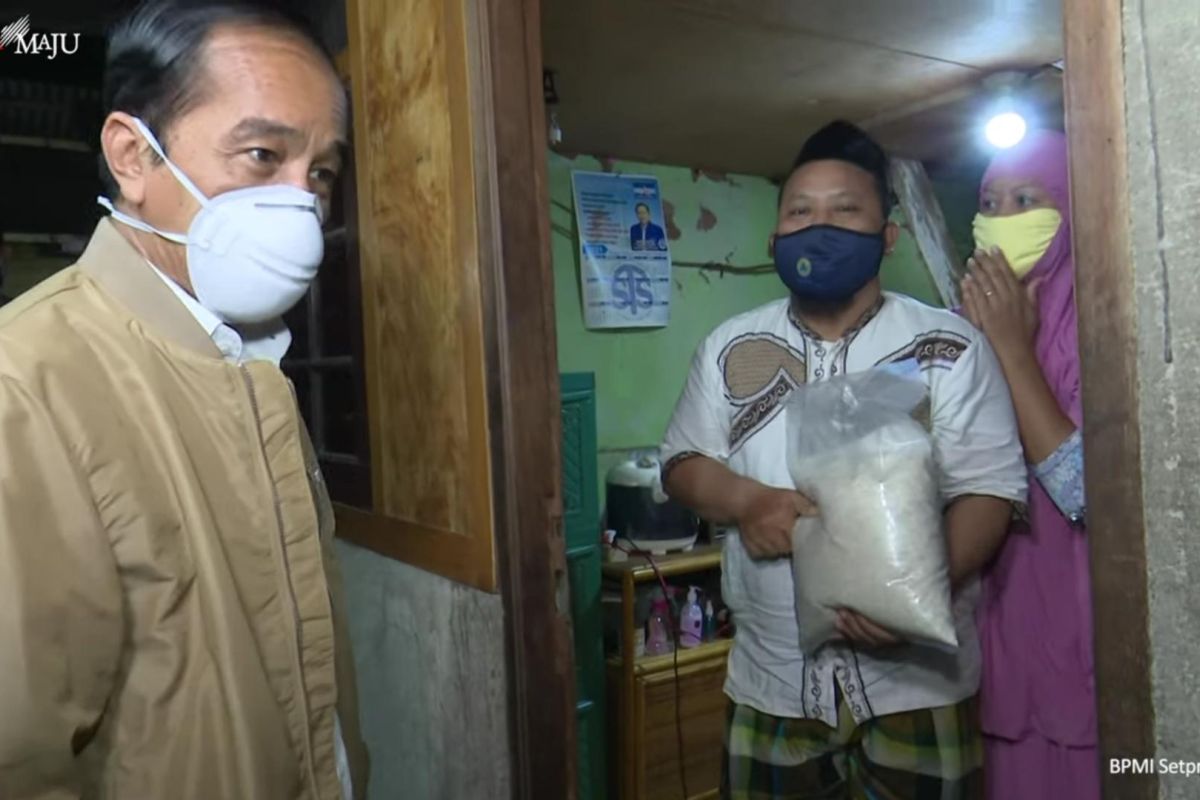 Presiden Joko Widodo bagikan paket obat dan sembako ke warga Jakarta Utara