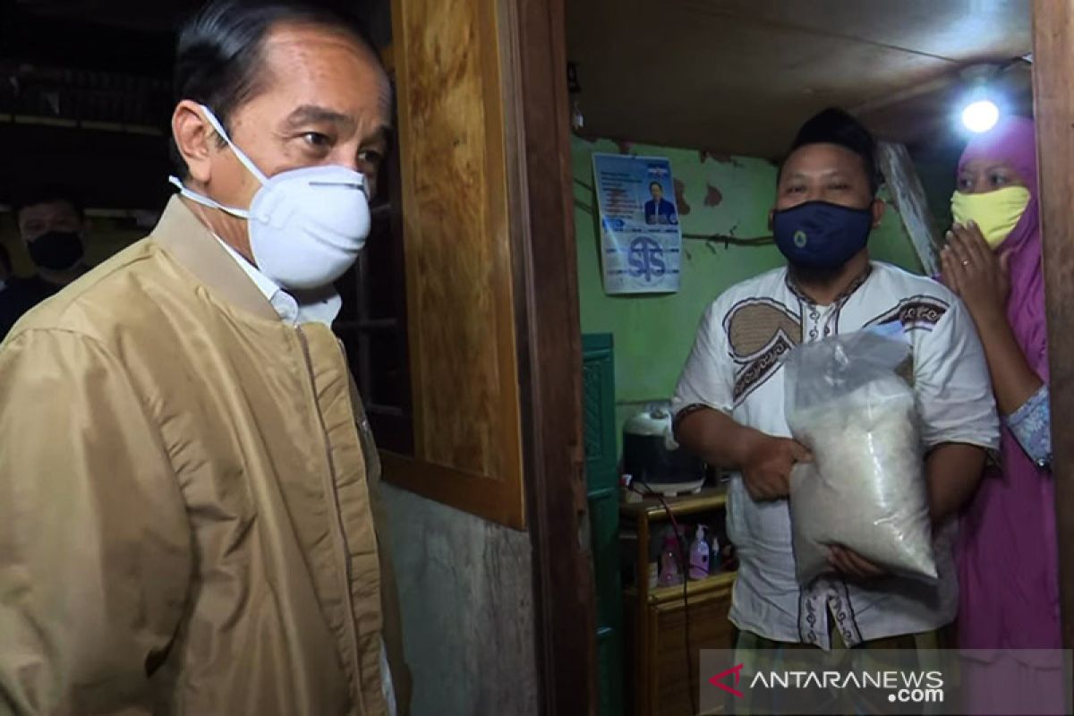 Presiden Jokowi bagikan paket obat dan sembako ke warga Jakarta Utara