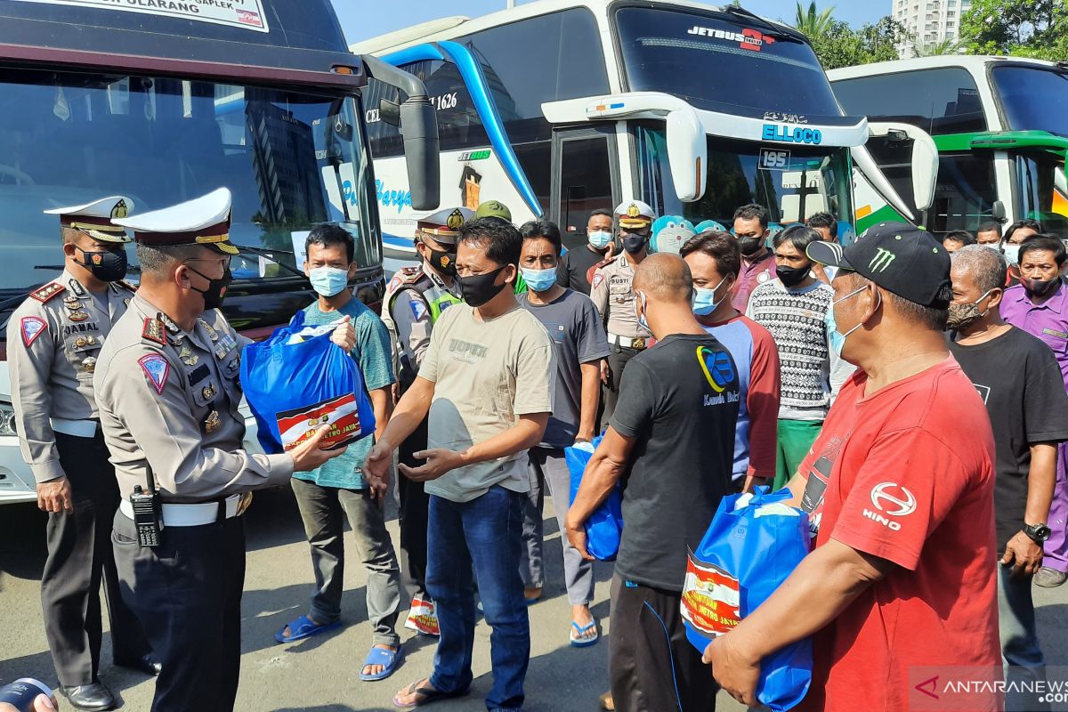 Enaknya, sopir bus pelanggar PPKM Darurat justru dapat bantuan sembako dari Polisi