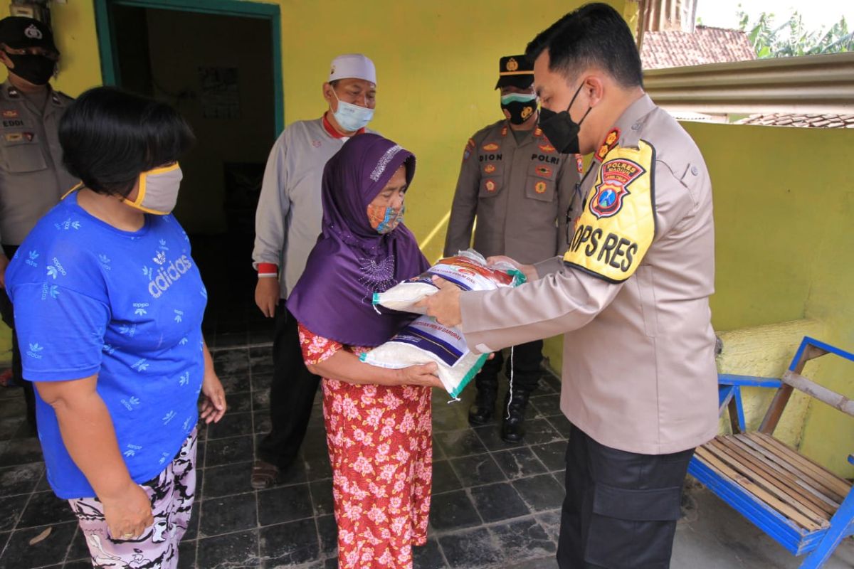 Polres Madiun  salurkan 1,5 ton beras bagi warga terdampak COVID-19