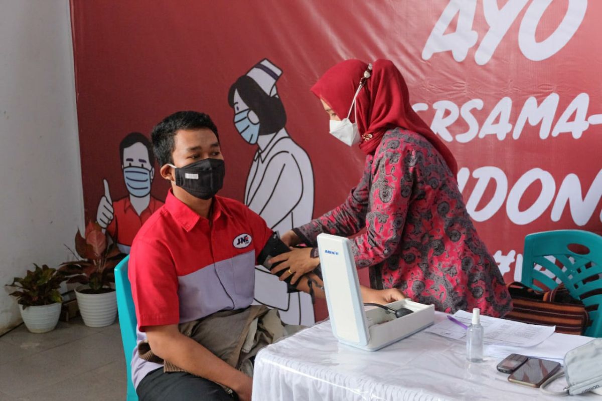 Proteksi karyawan JNE Jambi adakan vaksinasi