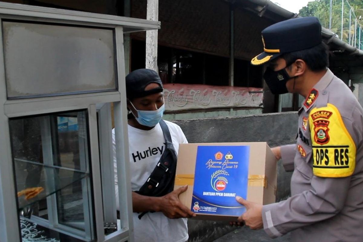 Polisi di Bali bagikan ratusan paket sembako saat PPKM Darurat