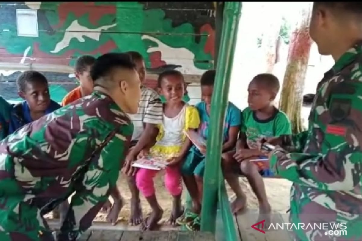 Satgas TNI beri perlengkapan sekolah anak di Pegunungan Bintang perbatasan Papua Nugini