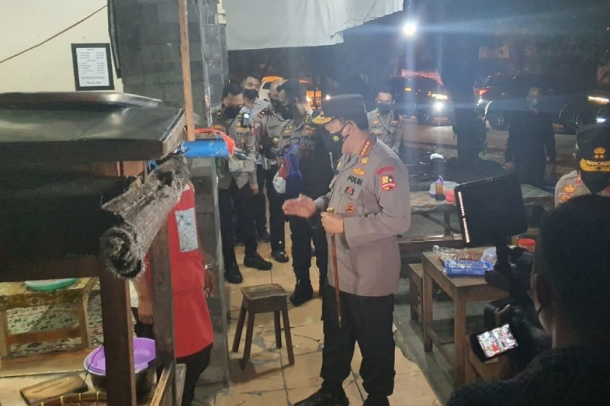 Kapolri Blusukan di Solo Bagi-bagi Sembako ke Warga dan Pedagang Angkringan