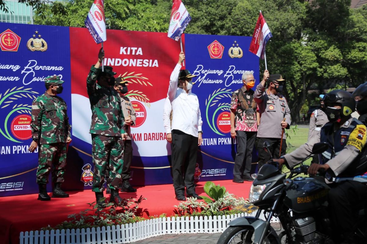 TNI-Polri distribusikan 30.000 paket sembako bagi warga Solo