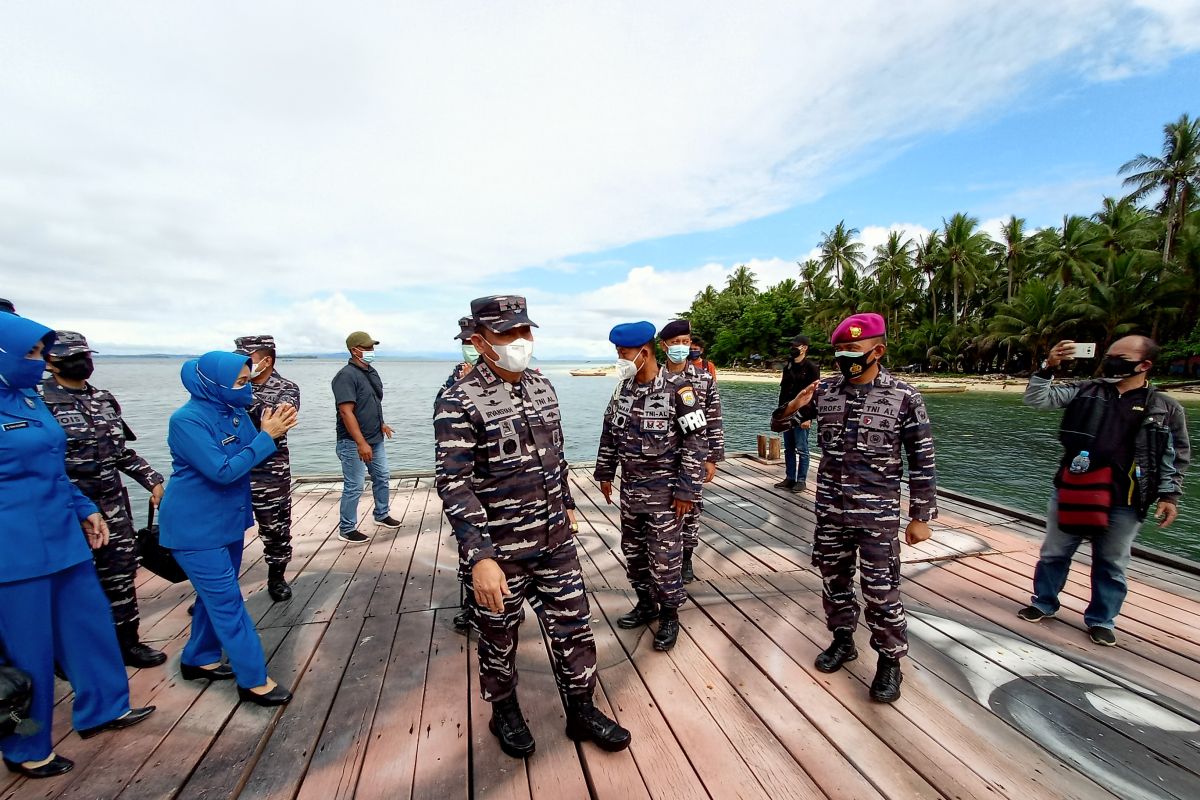TNI AL vaksinasi warga pulau Soop yang kesulitan transportasi menuju Kota Sorong