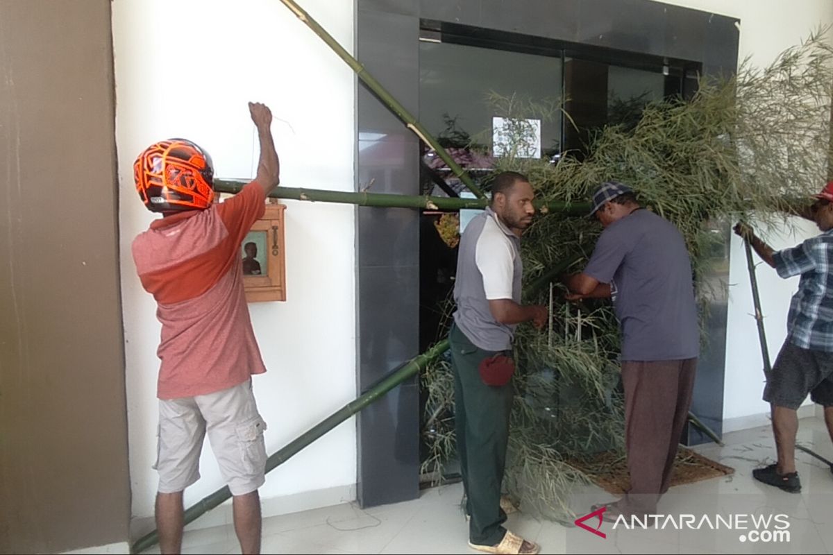 Kontraktor OAP buka palang sejumlah kantor pemerintah Papua Barat