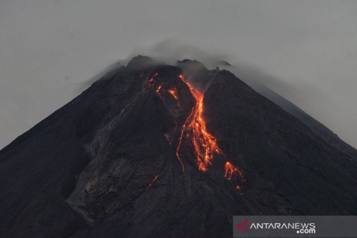 Gunung Merapi sembilan kali luncurkan guguran lava ke barat daya dan tenggara