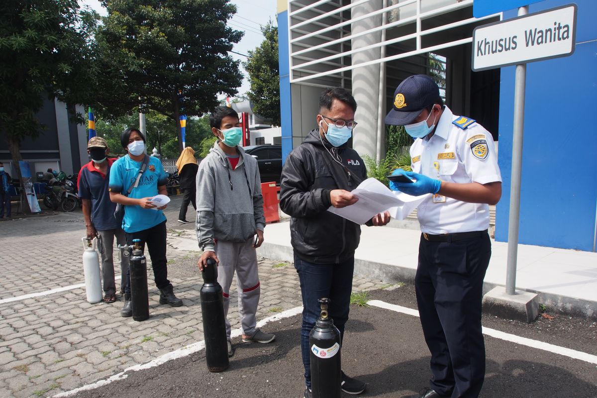 Warga antusias isi ulang oksigen gratis di Surabaya