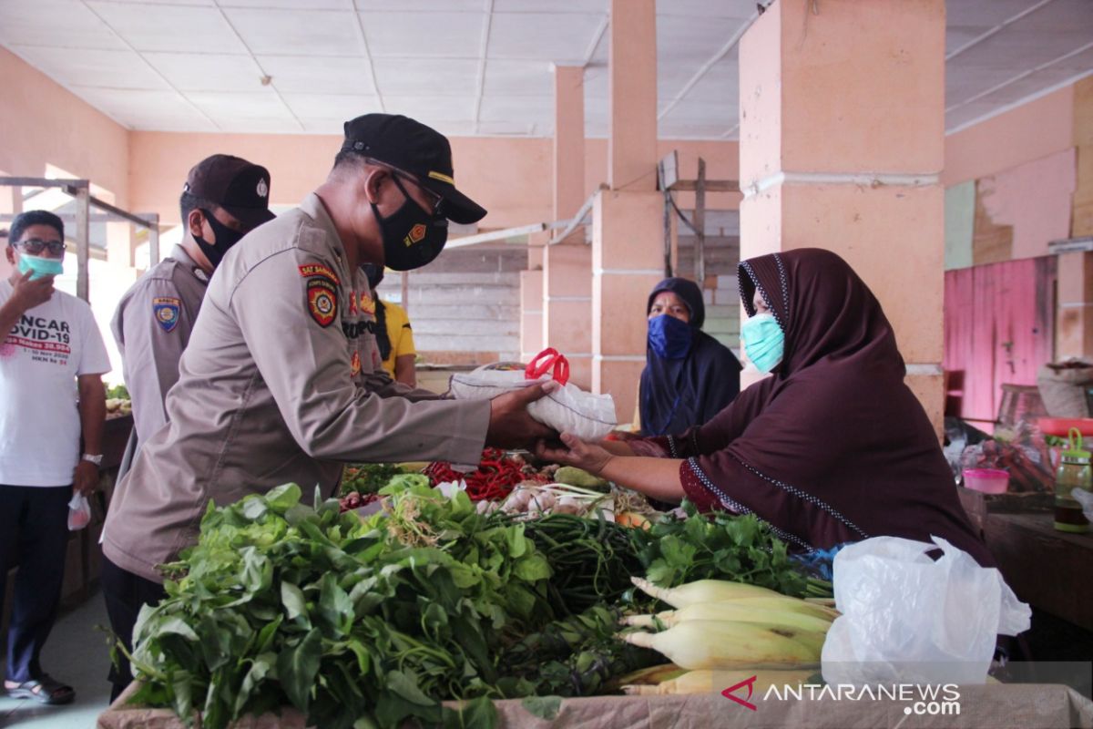 Bantu warga ditengah PPKM mikro, Polres Sabang bagi sembako ke pedagang kecil