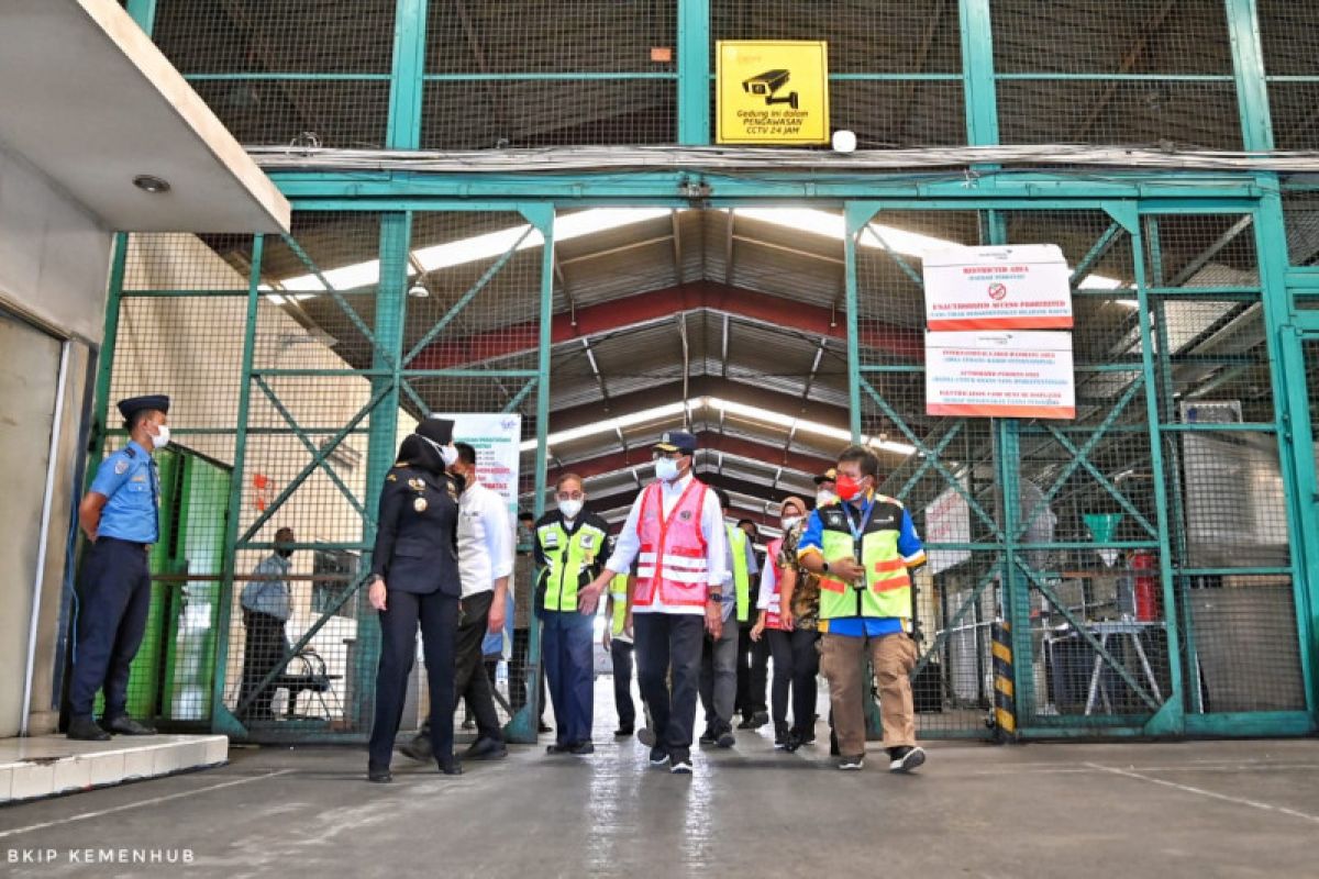 Minister inspects cargo, vaccination service at Soekarno Hatta Airport