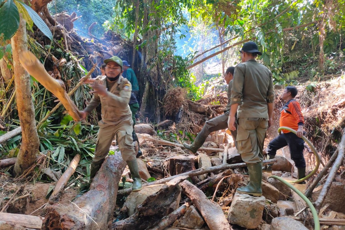 Tim gabungan masih mencari korban hilang tanah longsor di Sukadana