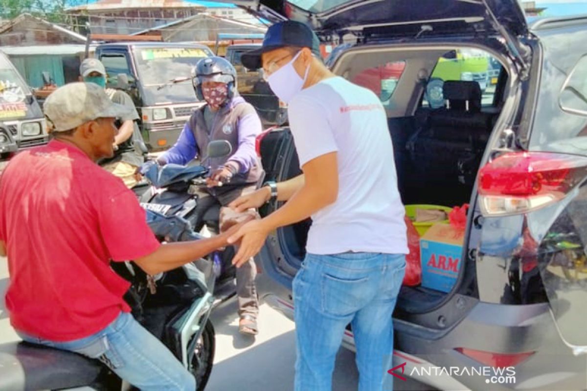 Warga Tual bagikan 100 nasi bungkus untuk warga terdampak pandemi