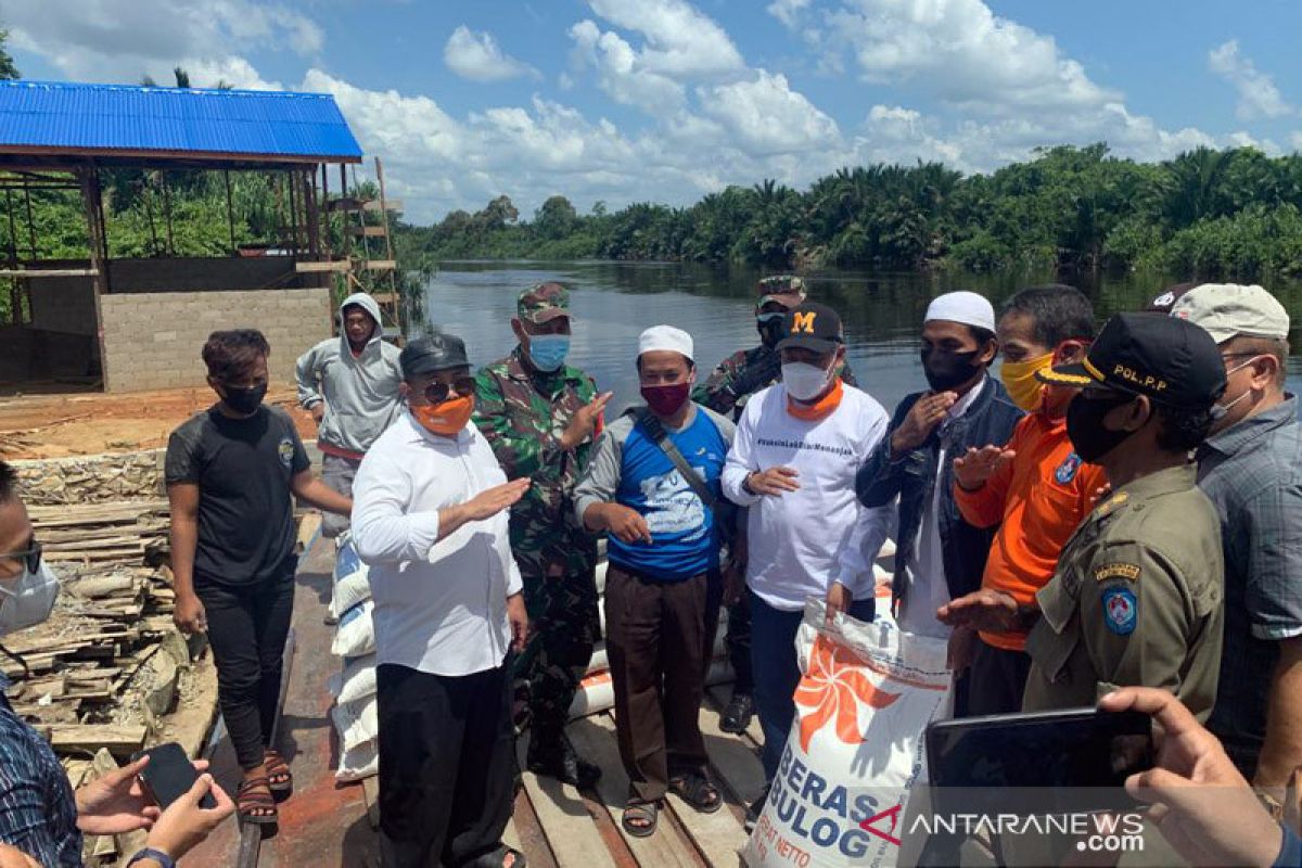 Pemkab Kubu Raya bantu 2.700 korban banjir di Kuala Mandor B