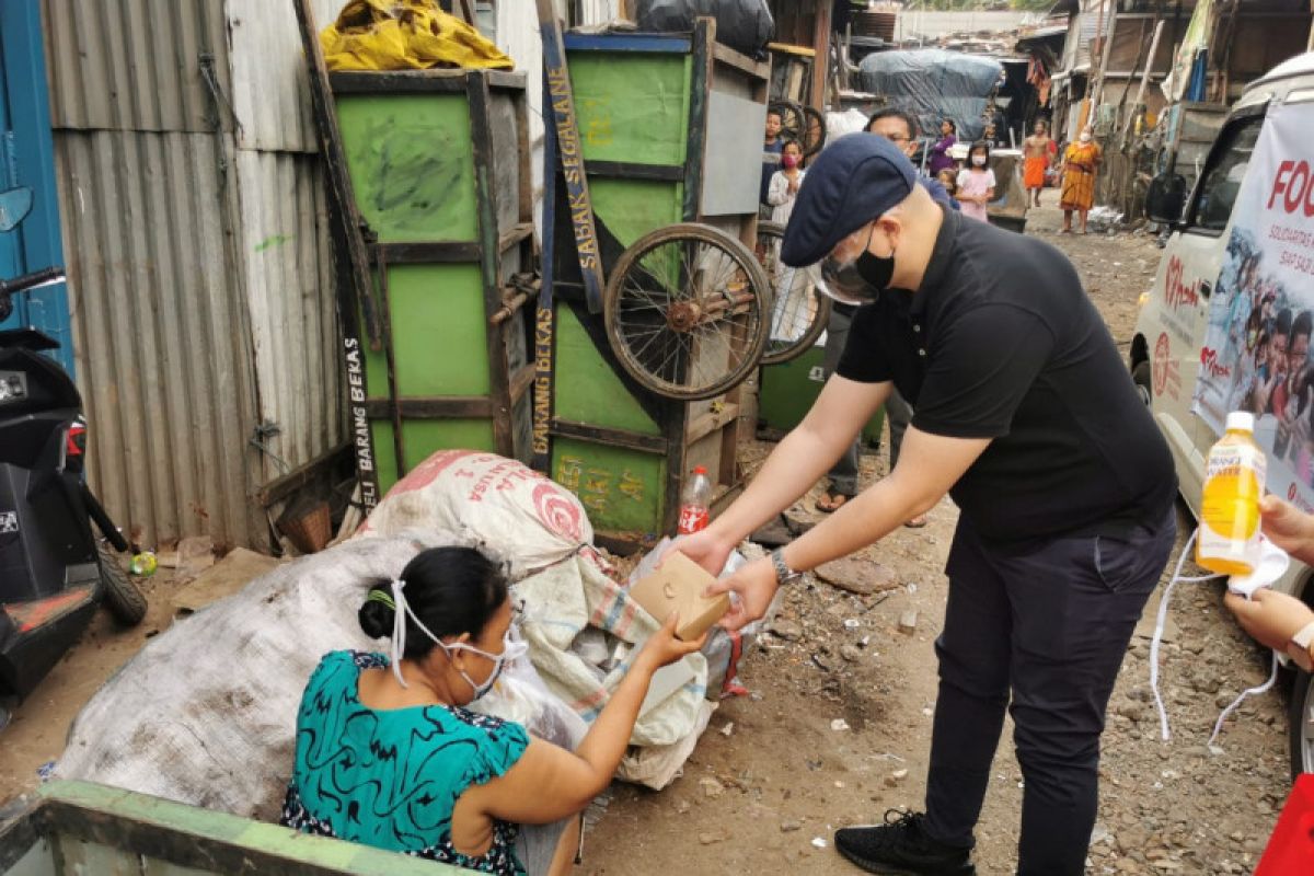 Relawan Jokowi bagikan paket bantuan untuk warga terdampak COVID-19