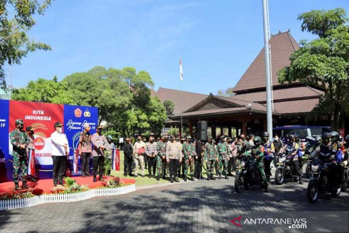 Military, police chiefs hand out 30,000 aid packages in C Java's Solo