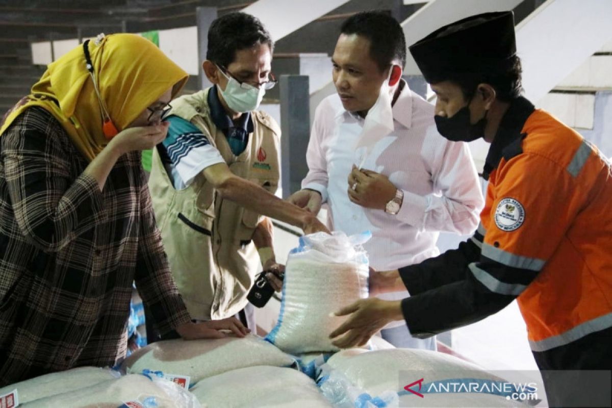 Bupati-Wabup Lumajang serahkan gajinya untuk bantu warga terdampak PPKM