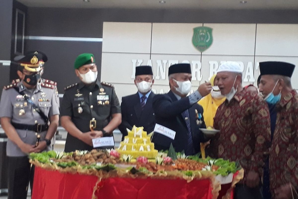 Wabup potong tumpeng peringatan HUT Padang Lawas ke -14