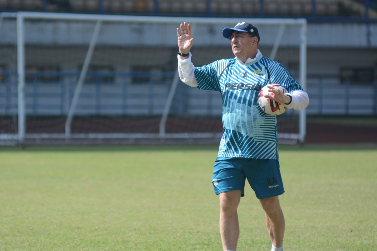 Pelatih Persib beri pemain keleluasaan jalani latihan mandiri