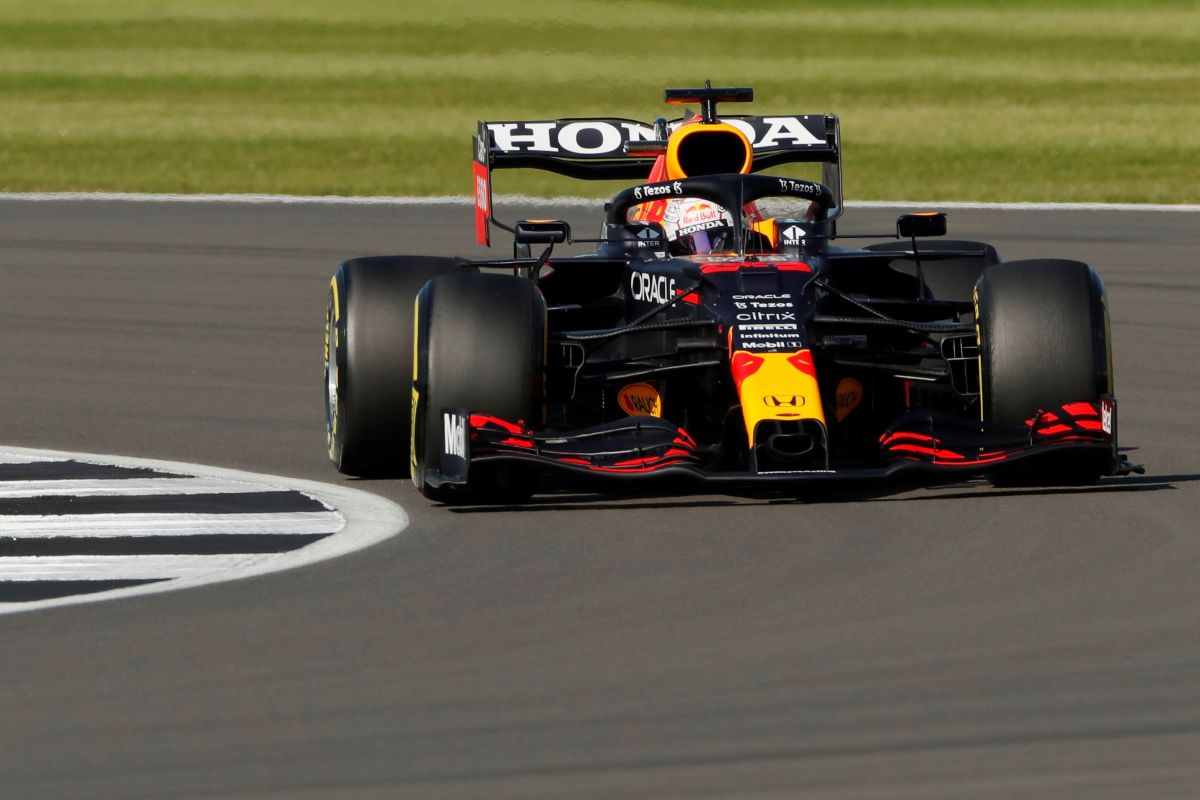Verstappen pecundangi Lewis Hamilton di sprint race untuk pole GP Inggris