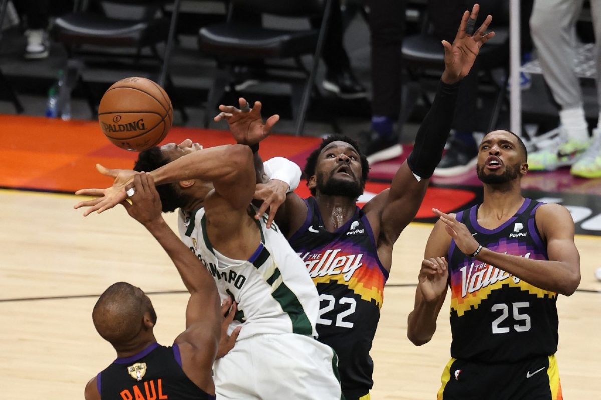 Balik memimpin 3-2, Bucks selangkah lagi juara NBA