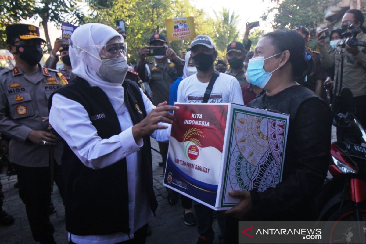 Forkopimda Jatim bagikan sembako ke masyarakat terdampak PPKM Darurat