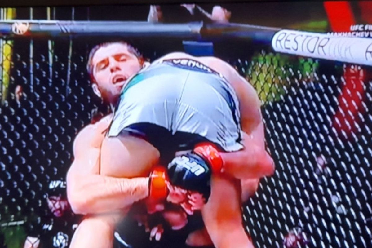 Murid Nurmagomedov Islam Makhachev bekuk Moises dengan "rear-naked choke"