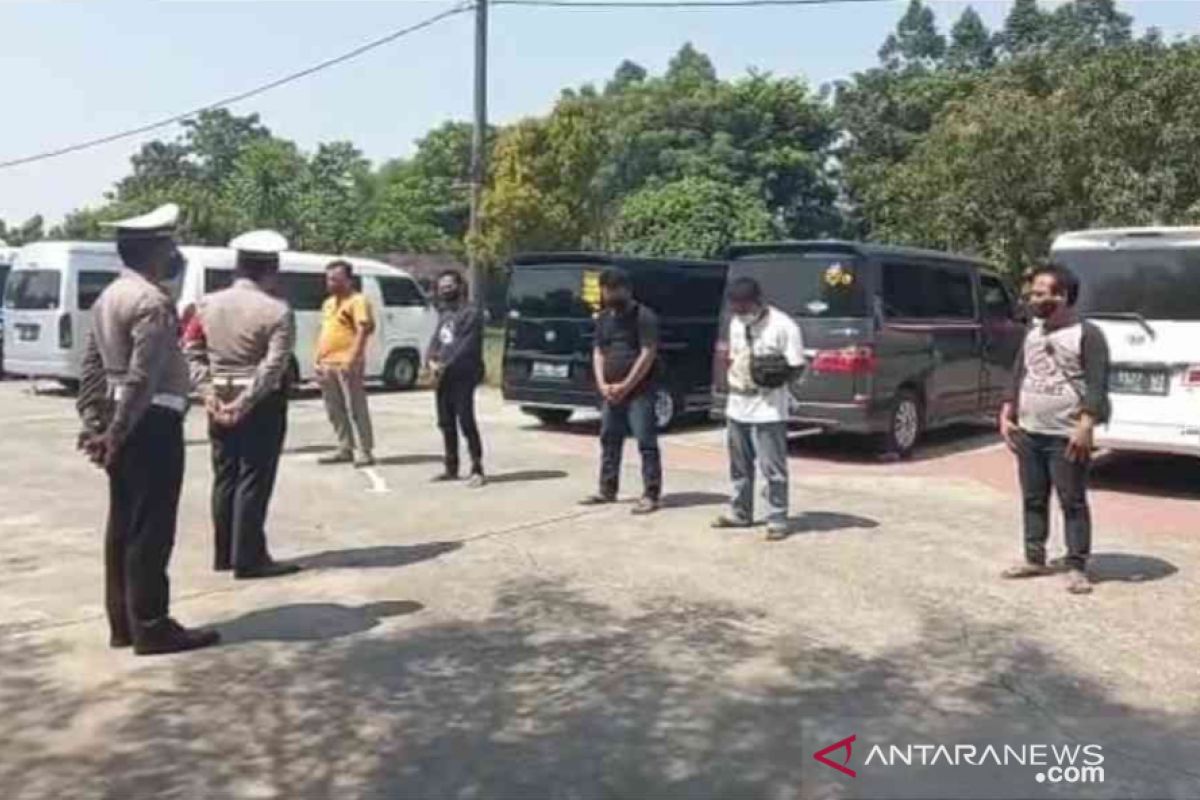 Polres Metro Bekasi amankan 10 travel gelap angkut pemudik