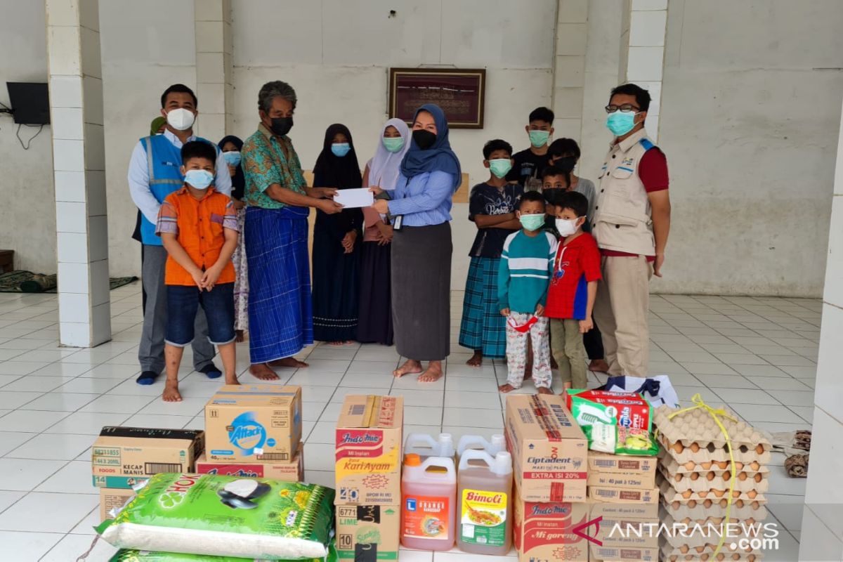 PLN Bekasi berikan bantuan yayasan yatim piatu