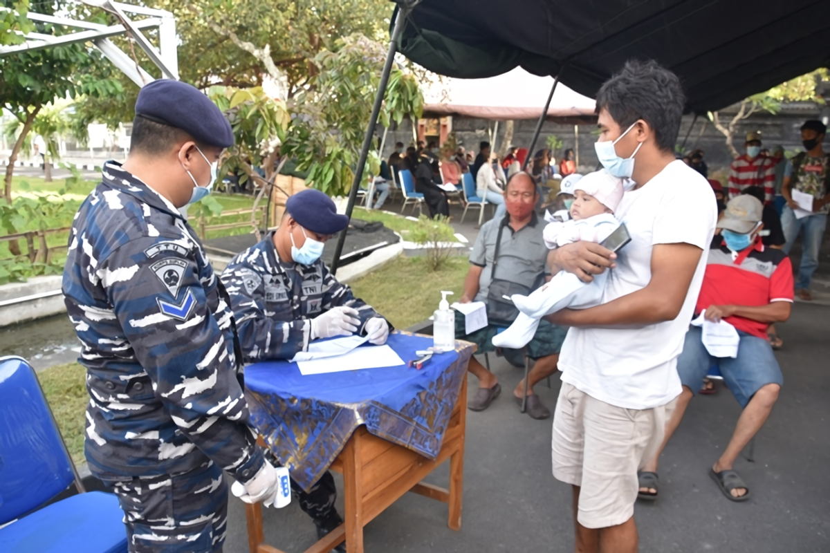TNI AL tuntaskan vaksinasi AstraZeneca bagi warga Denpasar