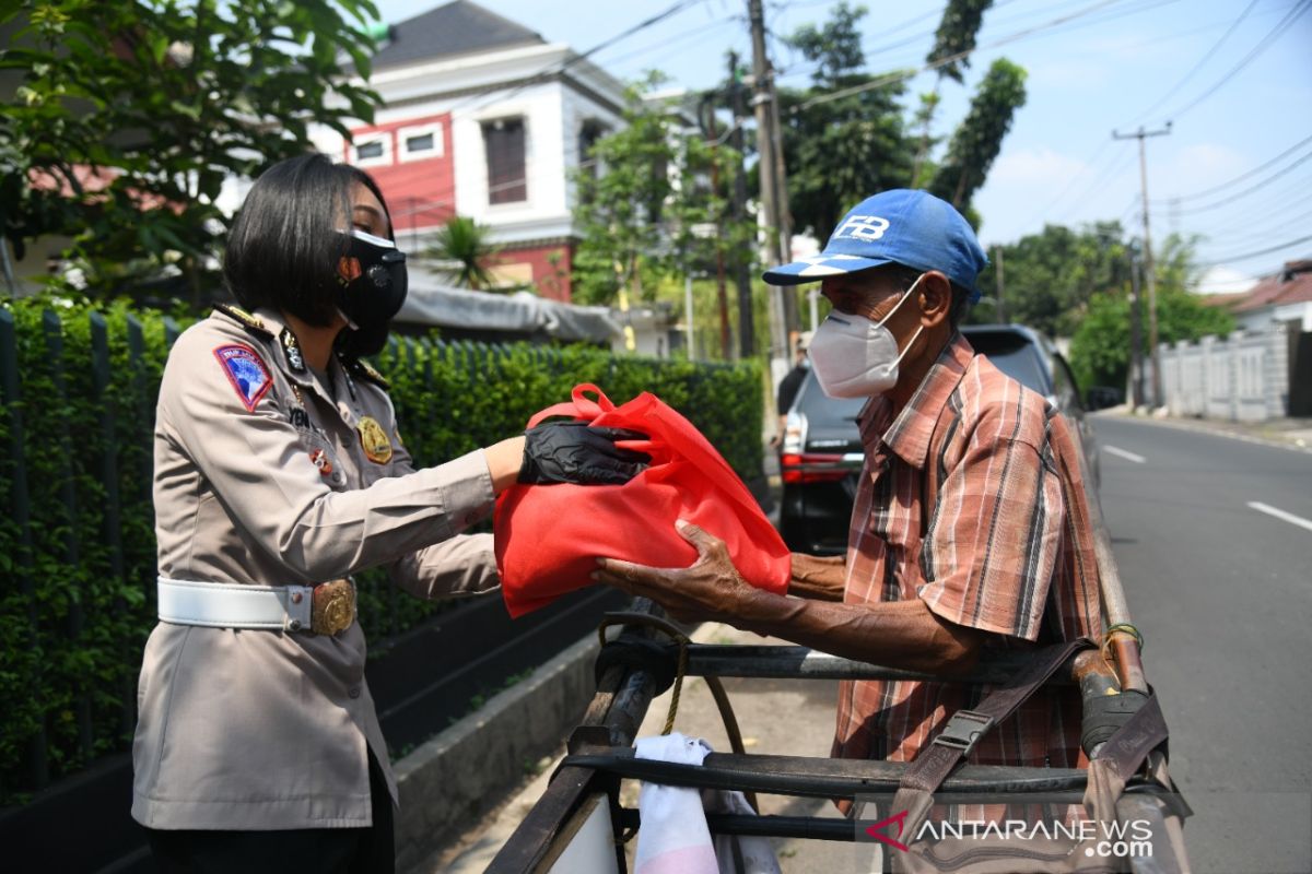 Korlantas bagikan paket beras untuk pemulung dan buruh cuci