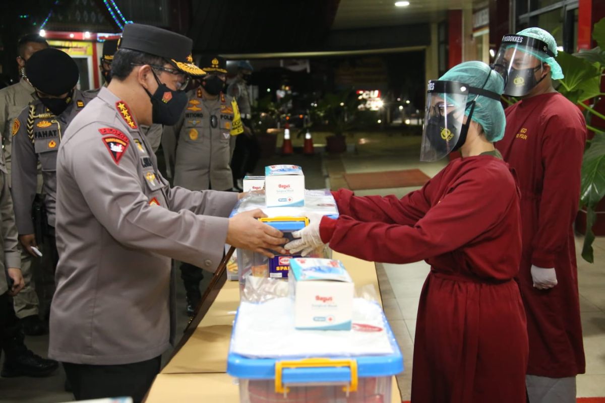 Kapolri beri bantuan kepada tenaga kesehatan RS Polri Soekanto
